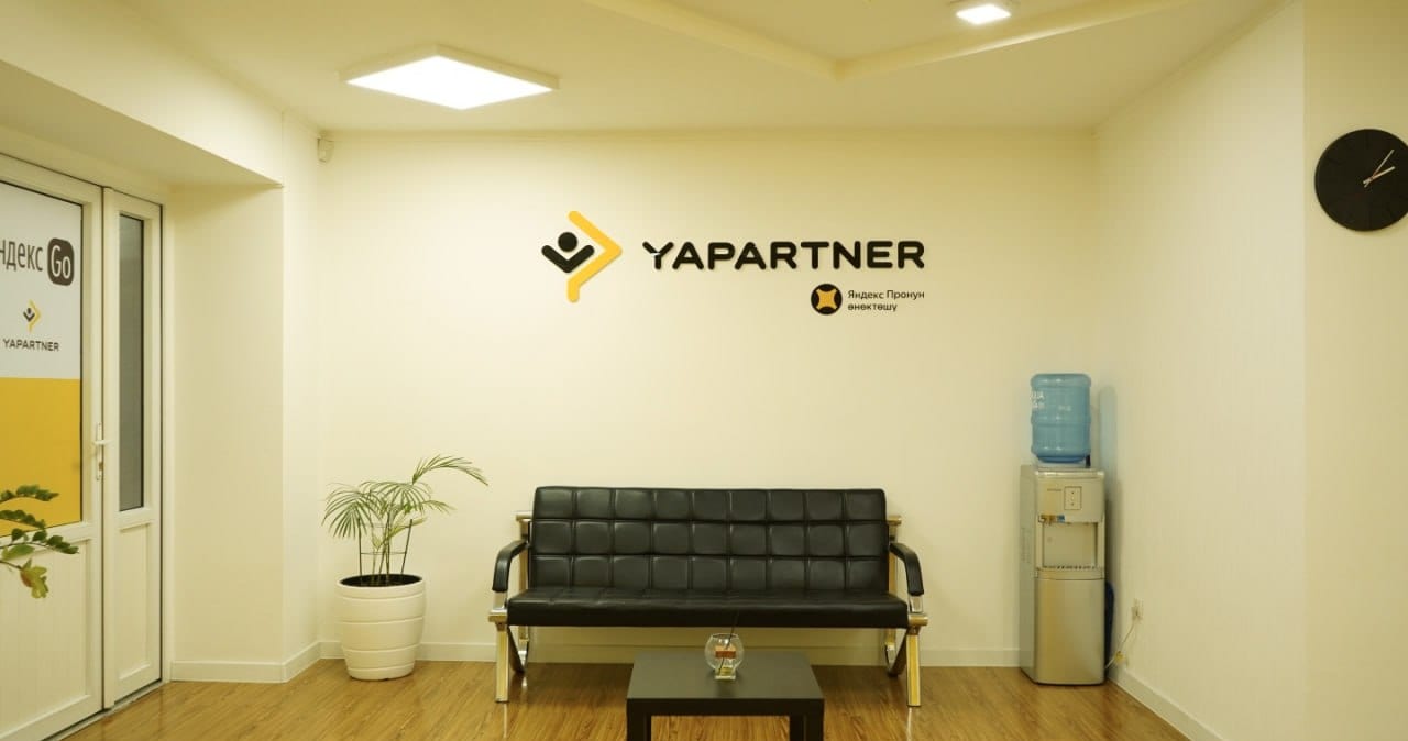 Приёмная Yapartner с фирменным логотипом и зоной ожидания